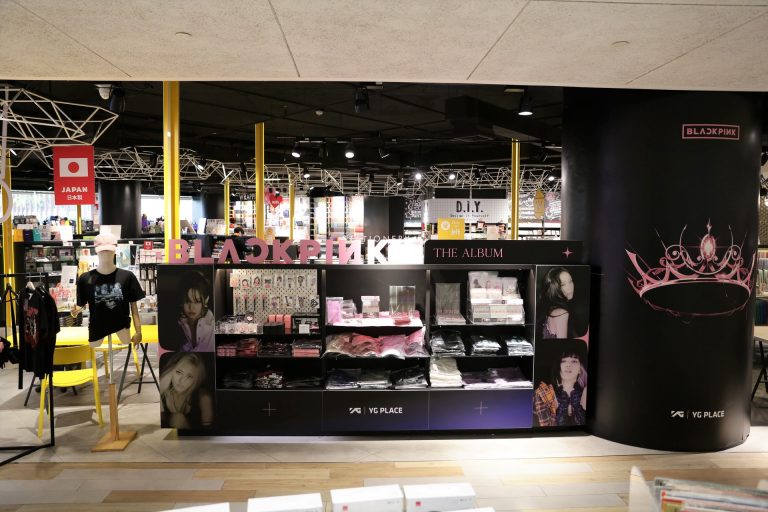 ‘ลอฟท์’ ไลฟ์สไตล์ช็อปชื่อดังจากญี่ปุ่น สร้างเซอร์ไพรส์ คว้าแผ่นเสียงไวนิลอัลบั้มเต็มของวง BLACKPINK เกิร์ลกรุ๊ปชื่อดังเกาหลี เปิดตัวเป็นที่แรกในประเทศไทย ณ ลอฟท์ ชั้น 2 สยามดิสคัฟเวอรี่