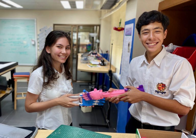 สุดเจ๋ง! นักเรียนโรงเรียนนานาชาติบริติช ภูเก็ต สร้างแขนเทียมด้วยเครื่องพิมพ์ 3 มิติ ช่วยเด็ก 5 ขวบ