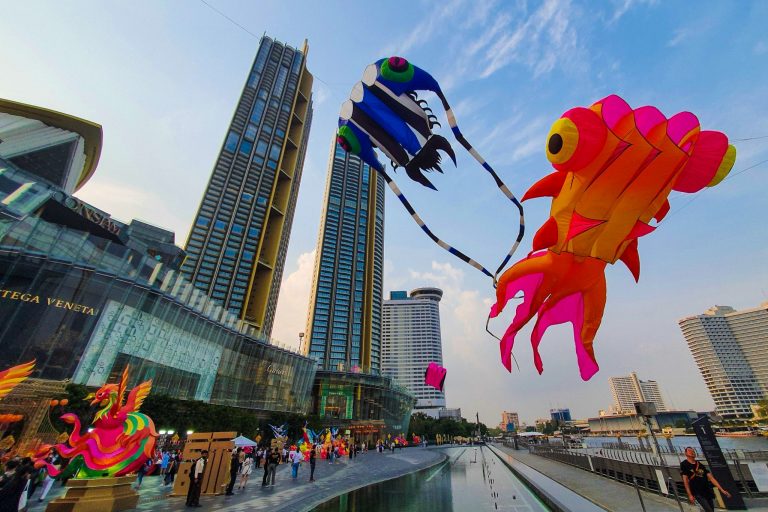 ไอคอนสยาม ชวนสนุกกับ Iconsiam Summer Kite Playground เปิดพื้นที่ริเวอร์ พาร์ค จัดกิจกรรมเล่นว่าว พร้อมชมการแสดงจากนักบินว่าวระดับนานาชาติ