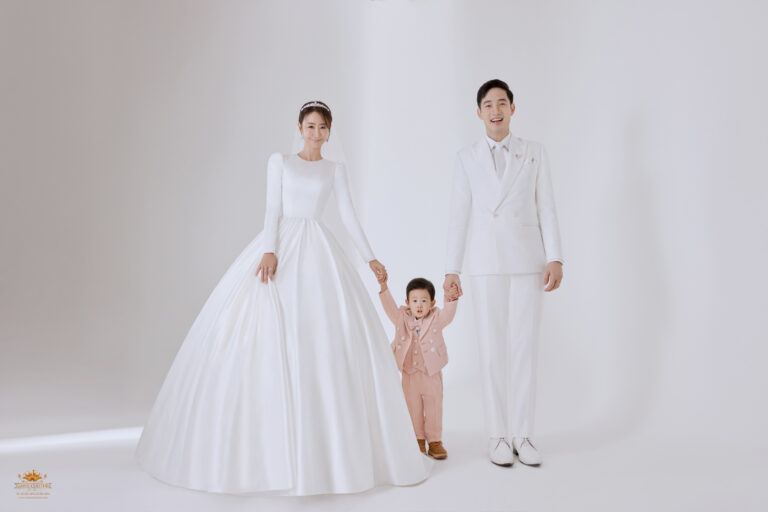 โชว์หวาน! อ้วน รังสิต ควงน้องมะม่วง ภรรยาสาวคนสวย และน้องโรฮา อวดลุคบ่าวสาวสไตล์เกาหลี ในคอลเลกชั่น ‘Korean wedding dress 2022’ จากห้องเสื้อชื่อดัง วนัช กูตูร์