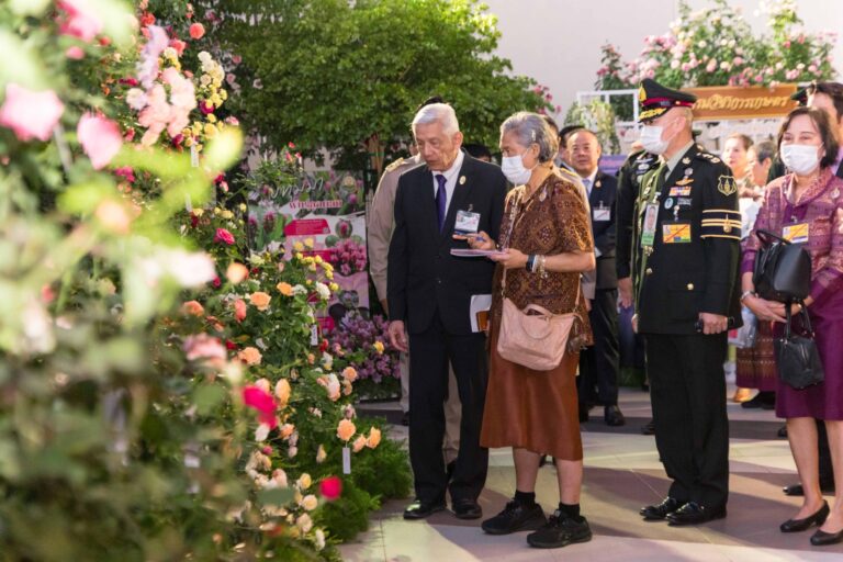 สมเด็จพระกนิษฐาธิราชเจ้า กรมสมเด็จพระเทพรัตนราชสุดาฯ สยามบรมราชกุมารี เสด็จพระราชดำเนินทอดพระเนตรการจัดแสดงกุหลาบกว่า 260 สายพันธุ์ ในงาน ‘กุหลาบรวมน้ำใจ เทิดไท้องค์ราชัน’ ณ พาร์ค พารากอน สยามพารากอน