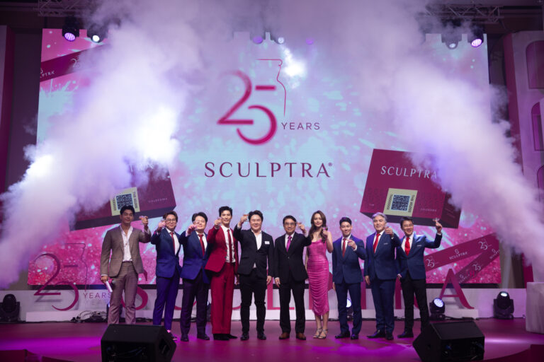 “กัลเดอร์มา” ฉลองครบรอบ 25 ปี แบรนด์ “Sculptra®” สุดยิ่งใหญ่ ดึง “บี น้ำทิพย์” และ “สน ยุกต์” ร่วมอวดผิวในแบบที่เป็นตัวเองอีกครั้ง พร้อมขนทัพดารา-คนดังในฐานะ Friends of Sculptra® ร่วมงานอย่างคับคั่ง