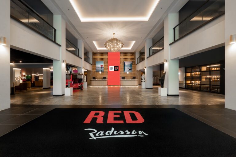 Radisson RED เปิดตัว Radisson RED Phuket Patong Beach รีสอร์ตหรูแห่งแรกในเอเชีย พร้อมข้อเสนอเกินห้ามใจในเดือนมีนาคม ราคาเริ่มต้นเพียง 3,299 บาท