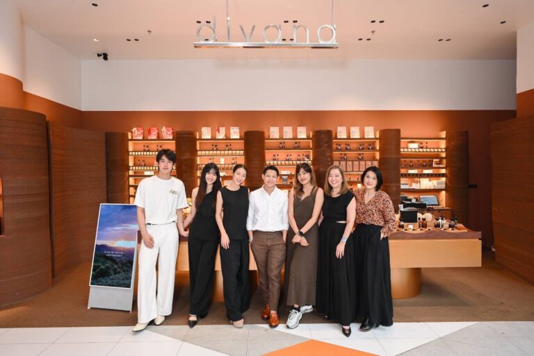 เหล่าคนดังตบเท้าเข้าร่วมสัมผัส Sustainability ของ divana Perfumery สาขา ICS เปิดประสบการณ์สร้างสรรค์น้ำหอมกลิ่นเฉพาะตัว พร้อมชื่นชมงานศิลป์ ‘บุษบกเกริน’ ณ ไอคอนสยาม