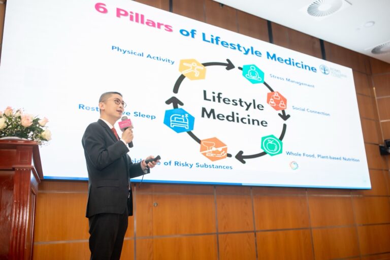 การแพทย์ไทยไม่แพ้ใครในโลก หมอแอมป์นำทีม BDMS Wellness Clinic มอบความรู้ด้านการดูแลสุขภาพเชิงป้องกัน แก่นักศึกษาแพทย์ ณ University of Sharjah สหรัฐอาหรับเอมิเรตส์