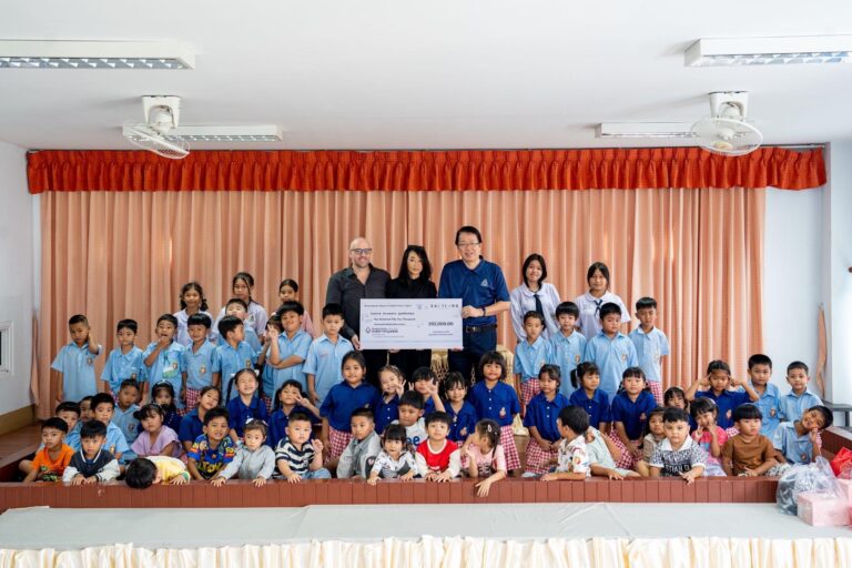 คู่สามี-ภรรยานักการกุศล เยือนไทย มอบ 30 ทุนการศึกษาเพื่อเด็กขาดโอกาสจากมูลนิธิสันติสุข