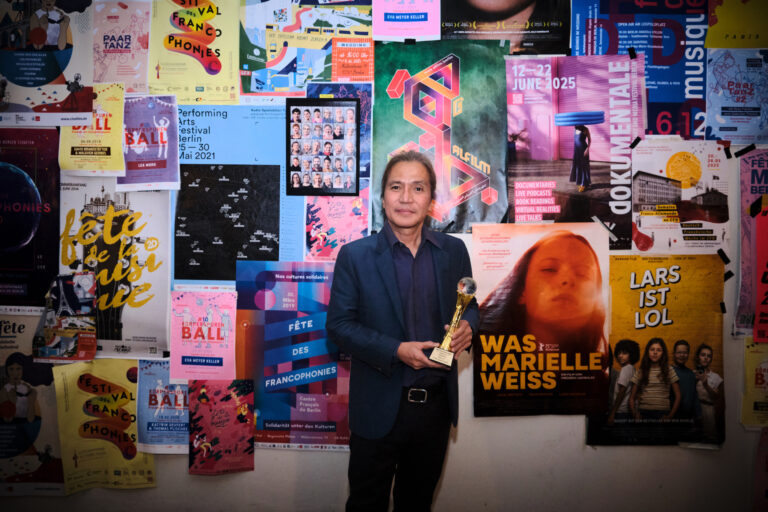 ผงาดเวทียุโรป! ‘เป็ด วีระศักดิ์’ บินตรงรับรางวัลใหญ่ หนังสั้น ‘ยังรักกัน’ คว้ารางวัลชนะเลิศ (Winner-Staff Pick) เวที ARFF Barcelona 2025 ขอบคุณ ‘ออม-แม่ก้อย’ ถ่ายทอดสุดลึกซึ้งทรงพลัง