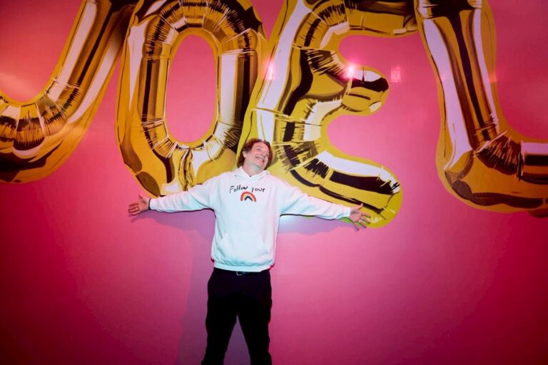 เปิดประสบการณ์อาร์ตระดับโลก ห้างสรรพสินค้าเซ็นทรัลชิดลม จับมือ Joel Mesler ศิลปินร่วมสมัยจากนิวยอร์ก จัดนิทรรศการ “JOEL MESLER THE EXPERIENCE” ถ่ายทอดโลกแห่งสีสันและข้อความอันเป็นเอกลักษณ์ของศิลปิน ผ่านอาร์ตอินสตอลเลชันและกิจกรรมอินเตอร์แอคทีฟสุดสร้างสรรค์ ตลอดเดือนเมษายน 2569