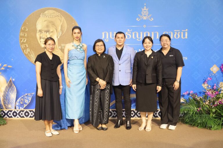 ตระการตาเปิดวันแรก! งาน “ภูษา ธัญญา ราชินี” ชมมรดกผ้าไทย นิทรรศการสุดสร้างสรรค์ช้อปสินค้าเกษตรคุณภาพดี ณ ลาน พาร์ค พารากอน ศูนย์การค้าสยามพารากอน ตั้งแต่วันนี้ ถึง 30 ส.ค.นี้